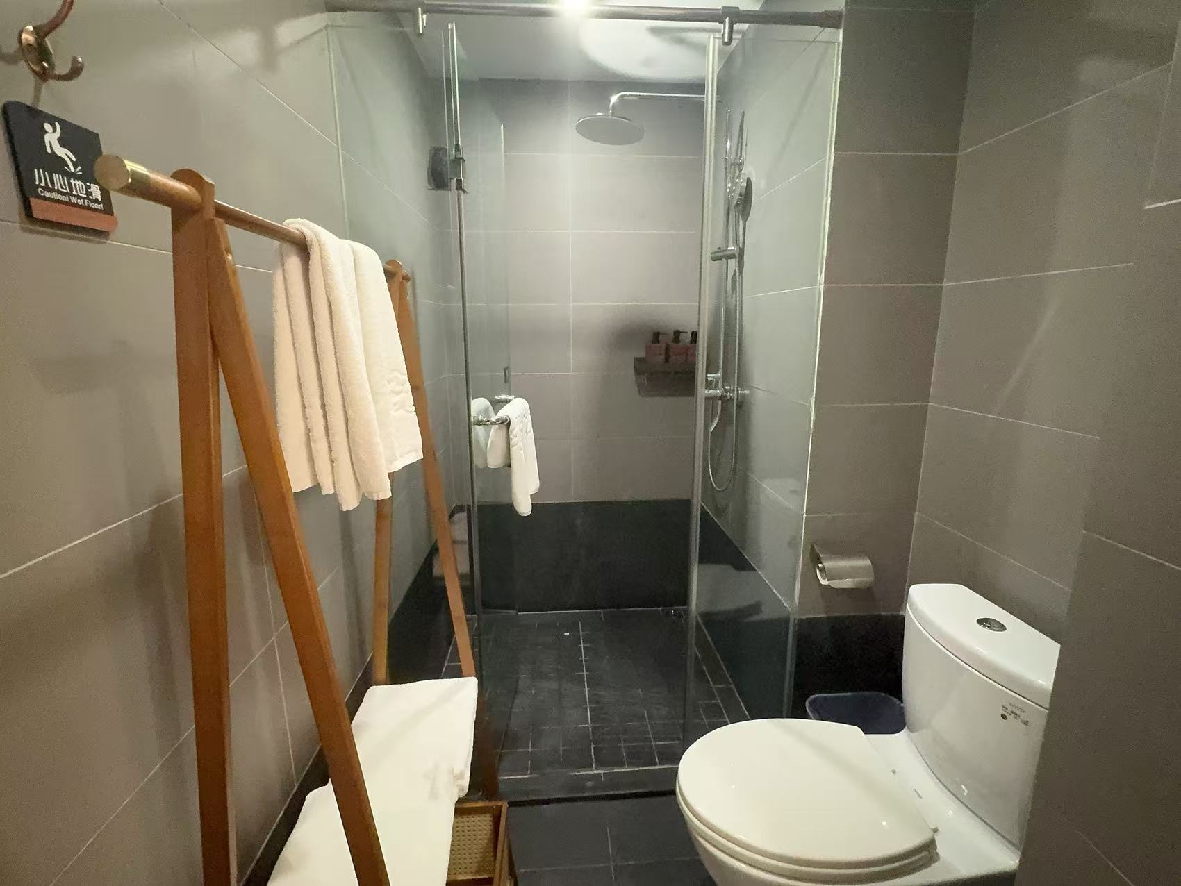 素心大床房（顶喷花洒＋智能电视投屏＋商务休闲空间）