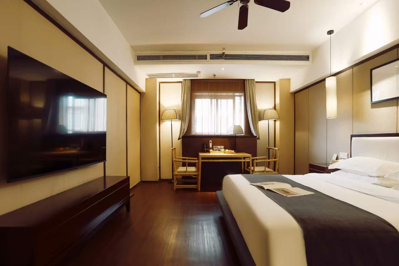 素心大床房（顶喷花洒＋智能电视投屏＋商务休闲空间）