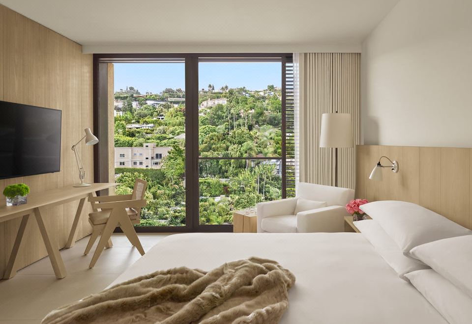 华丽客房, 1 张特大床, 无障碍, 露台 （Mobility w/ Tub）