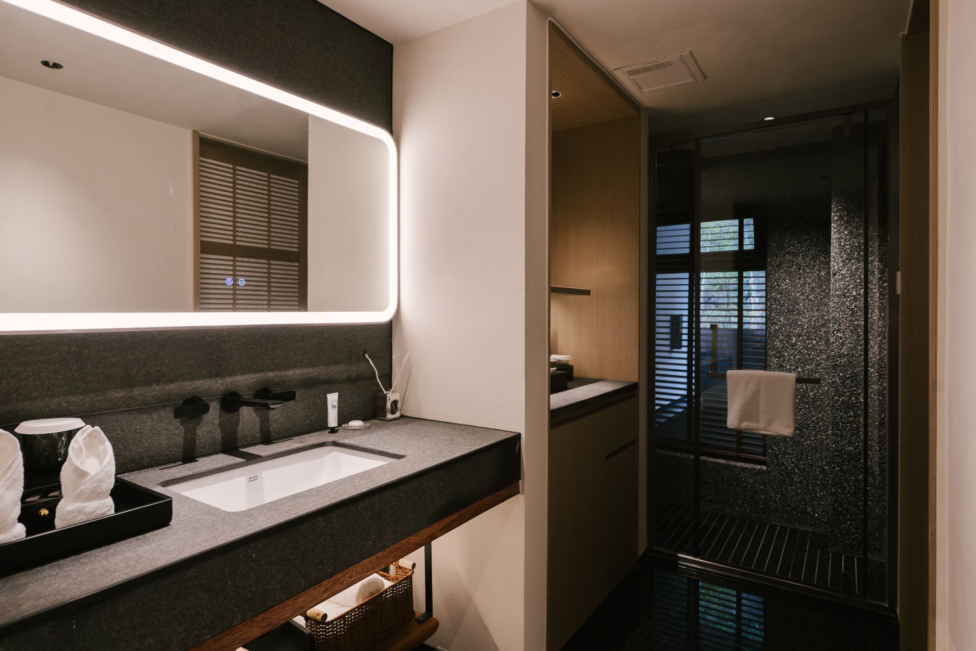 Hulan River Poolside Garden Mountain-View Private Hot Spring Double Bed Room