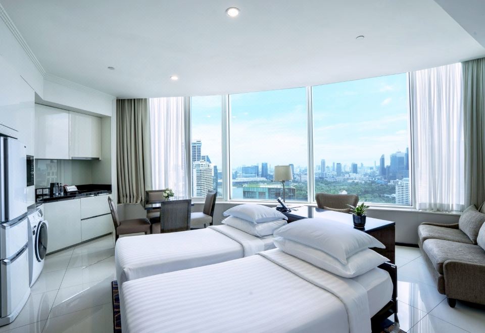 Grande Centre Point Hotel Terminal 21Grand Suite Quad (1 King Bed + 2 Rollaway Bed)