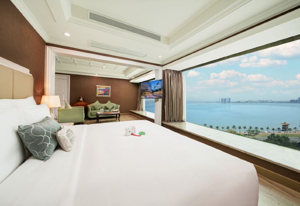 贵宾楼经典海景大床房（配掼蛋设施）