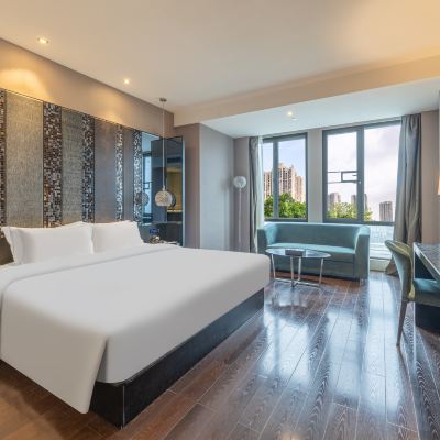 商務大床房（城市夜景+雙人品質沙發+浴缸+迷你冰箱） 桔子水晶廣州白雲國際機場飯店優惠