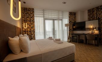 V Center Hotel - Housity