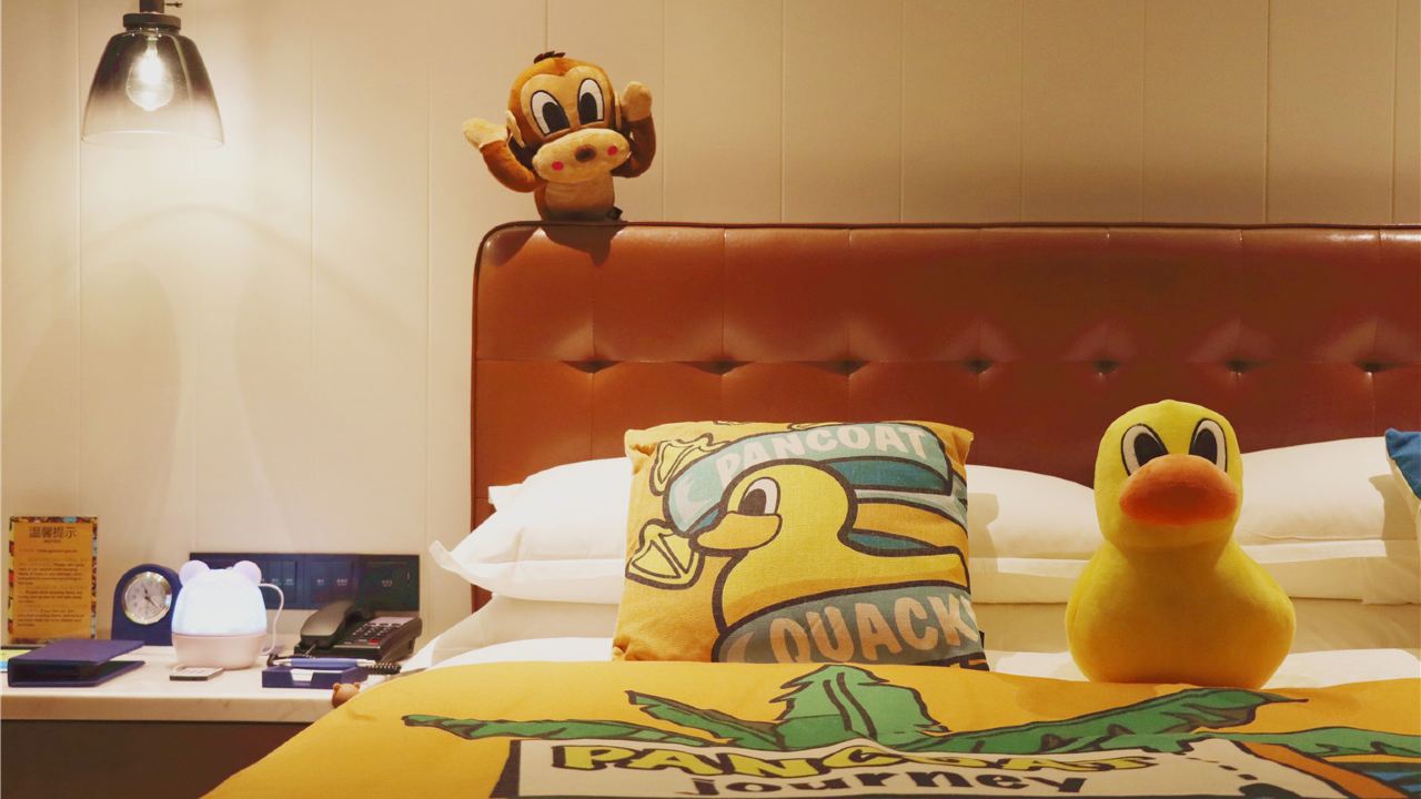 盼酷主題豪華湖景大床房