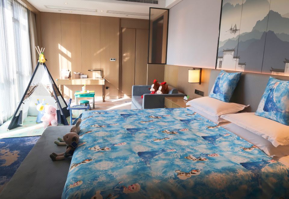 Courtyard by Marriott Hangzhou XiaoshanFrozen Theme Family Room