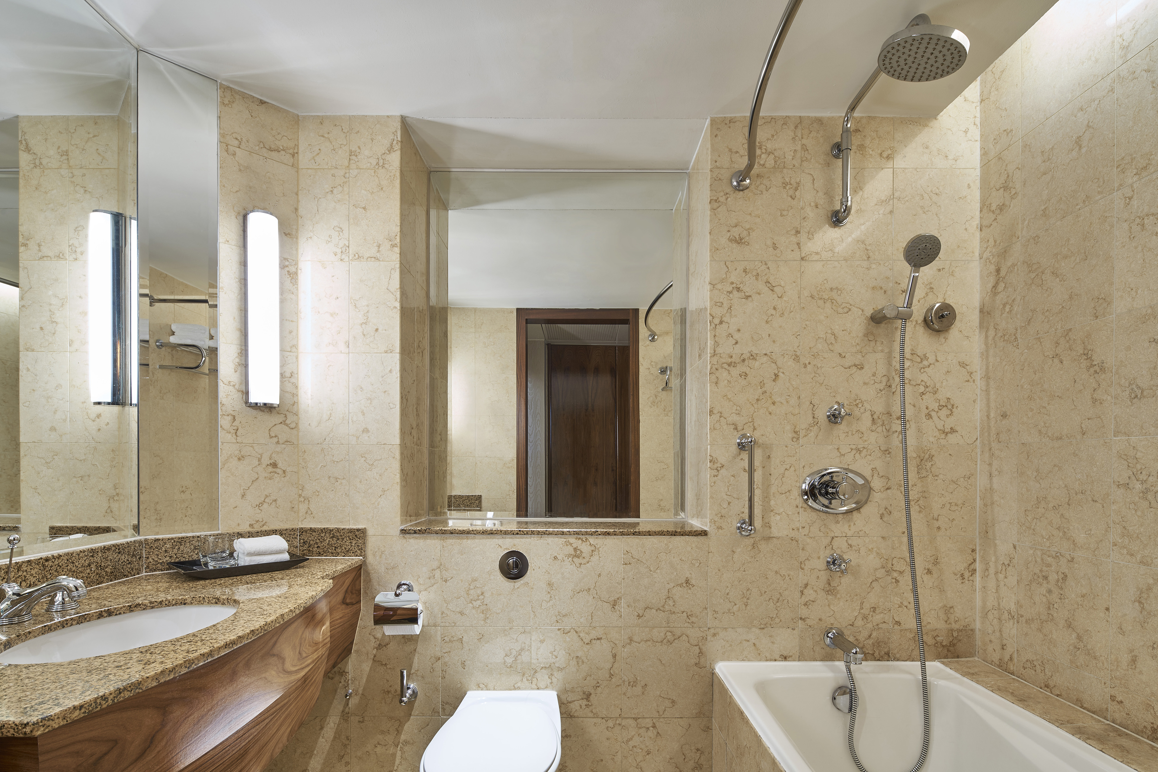 露台厅, 行政酒廊礼遇, 大型客房, 1 张特大床, 露台