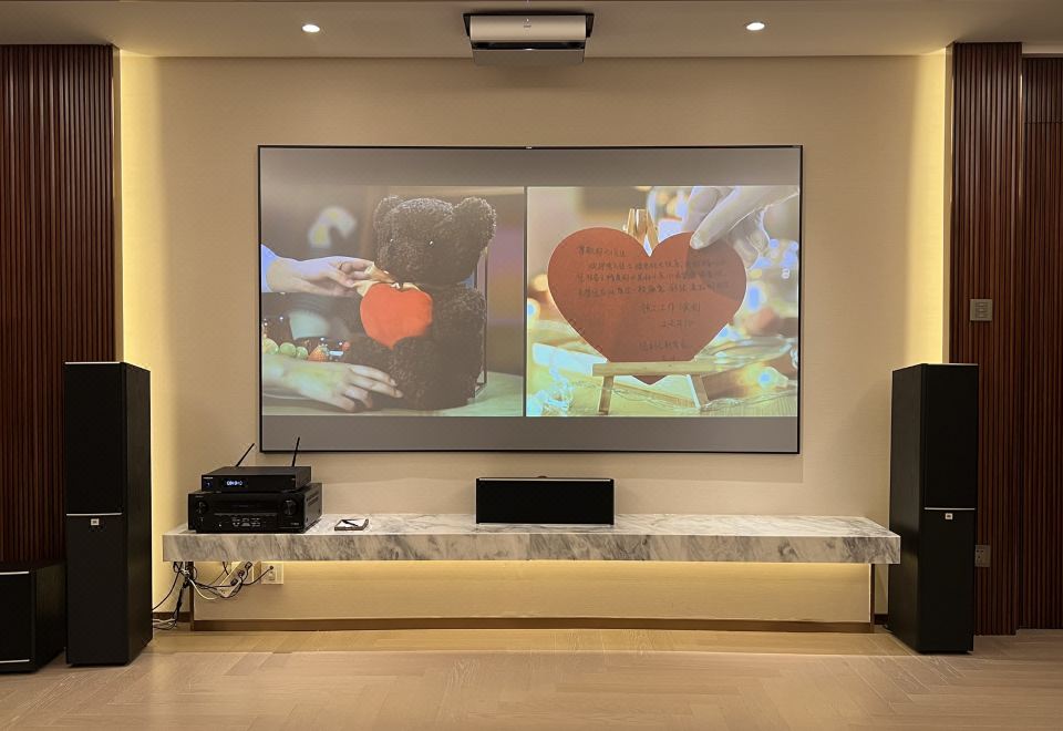 巨幕影音套房【院线电影+JBL音响+100英寸巨幕】