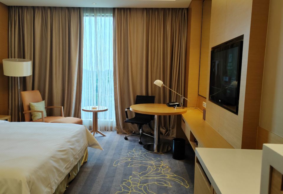 Holiday Inn Nanyang1 King Bed Standard Baihe River View 