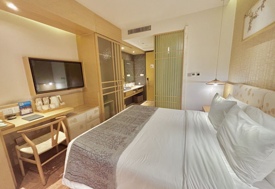 芳草居大床房（榻榻米+人造景观）