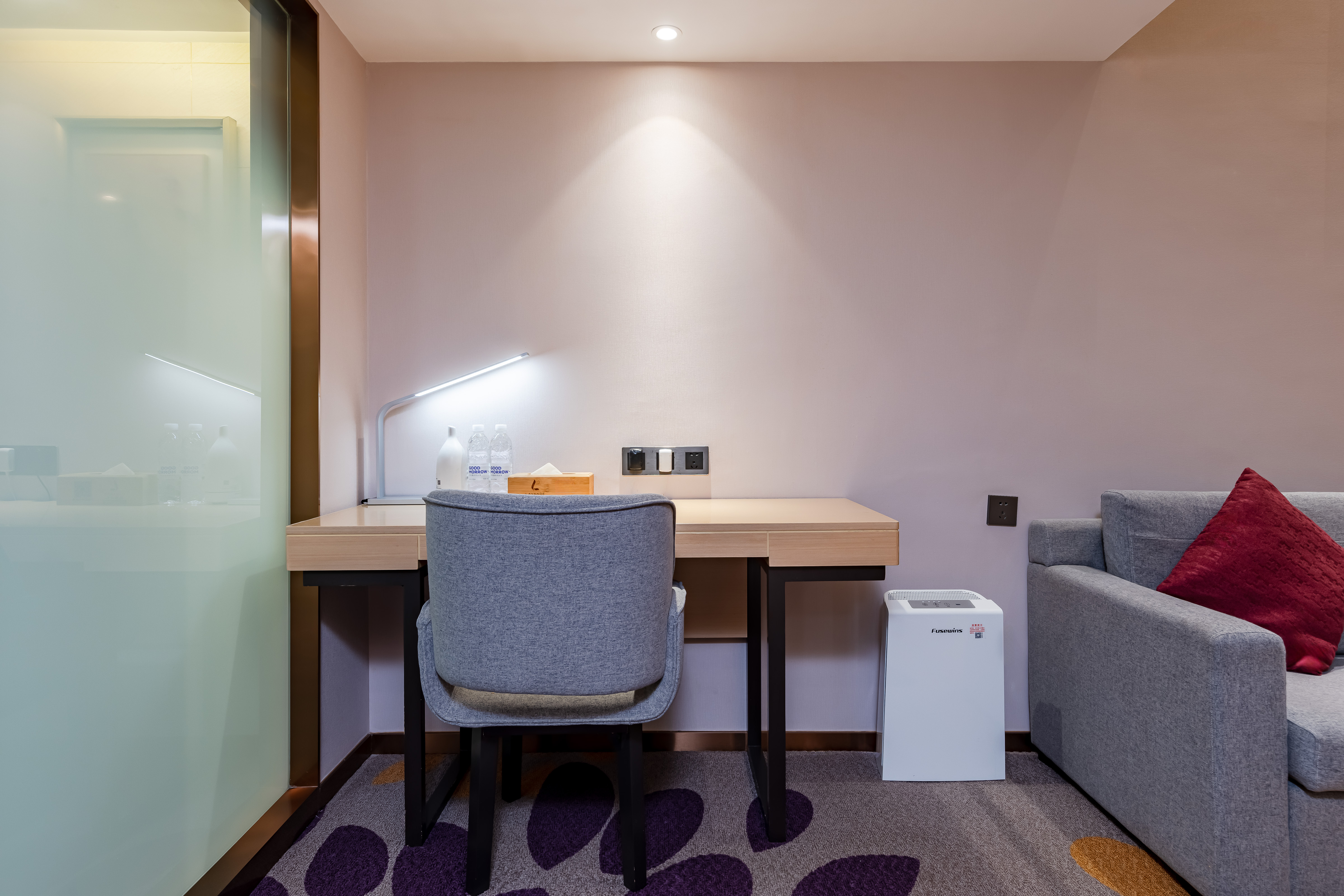 复式LOFT影音房?巨幕投影 ▏慕斯床垫 ▏品牌洗浴用品