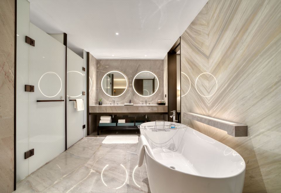 ZhouShan CaiFu HotelFortune Suite (Sleep-Inducing Latex Pillow + Large Reception Area + Private Bathtub)