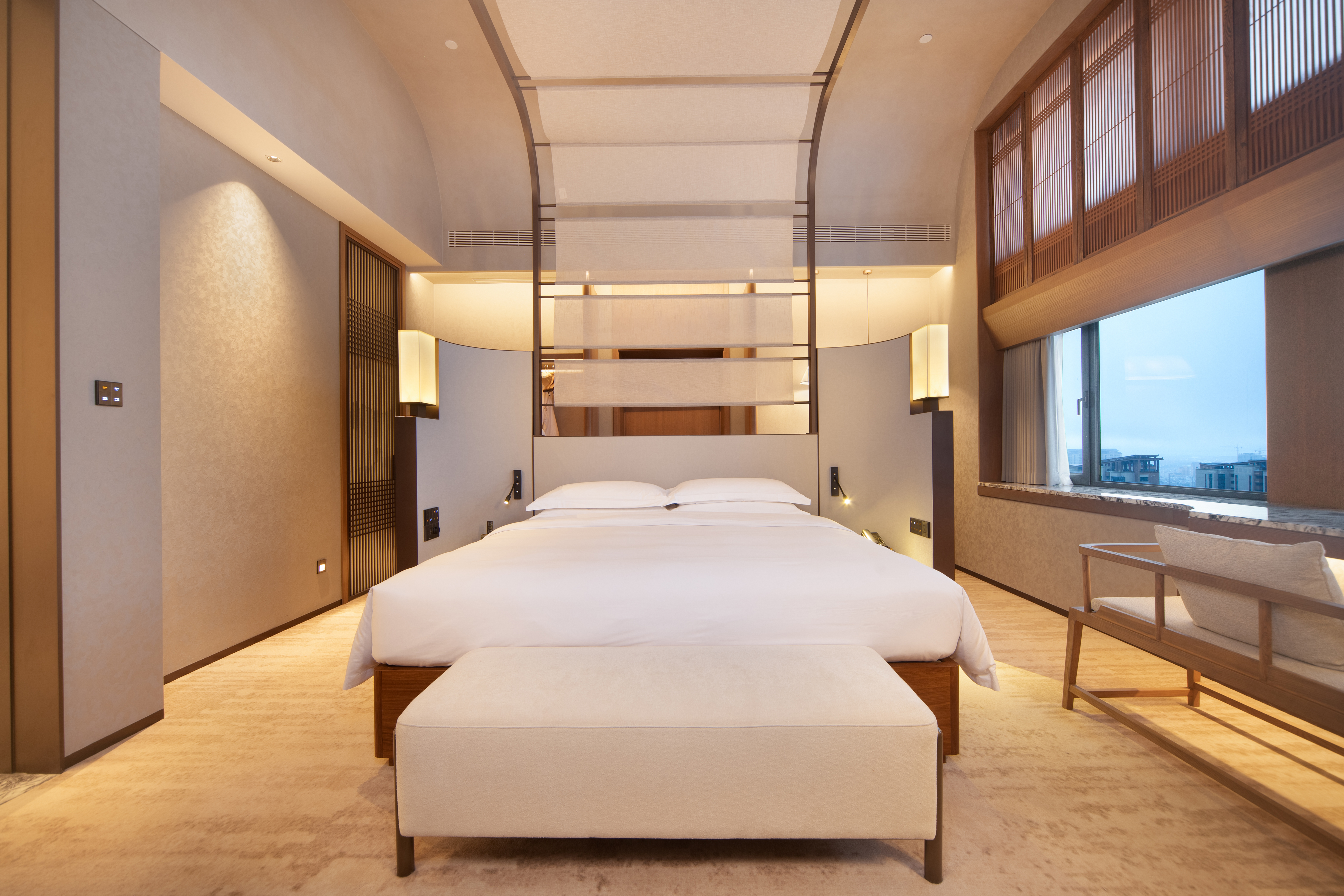 行政套房【俯瞰滇池+Minibar+宝格丽洗护】