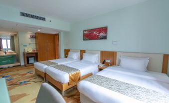 The bedroom features two double beds and a large flat-screen TV positioned in the center at Shanshui Trends Hotel (Shenzhen Huaqiangbei)