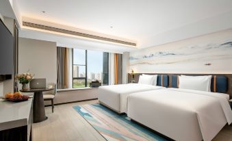 The modern bedroom features large windows, double beds, and a view of the outdoors at Mehood Lestie Hotel (Maoming High-speed Railway Station)