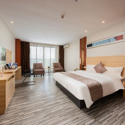 城市豪華大床房（高層獨立觀景陽台） 城市萬宜飯店（深圳國際會展中心沙井店）優惠