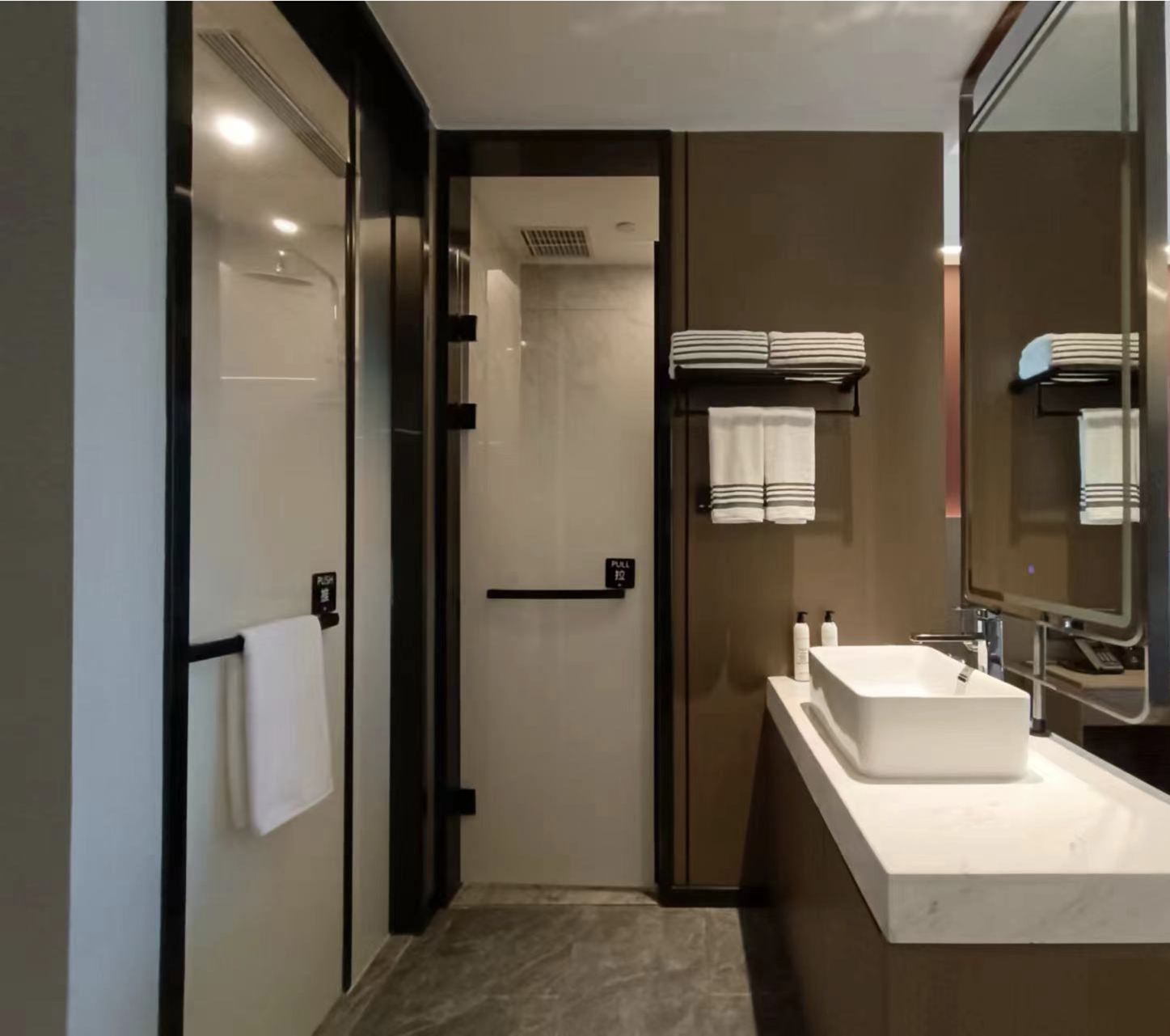 MOMO亲子套房（智能投屏+小冰箱+金可儿床垫+Acca Kappa洗护用品）