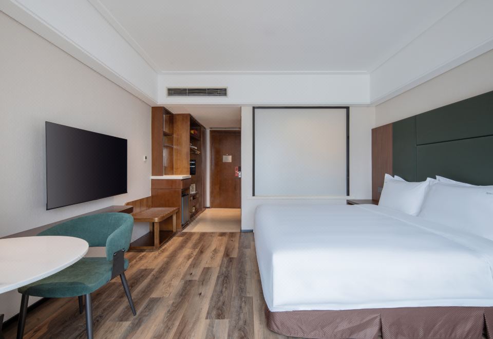 假日高级大床房