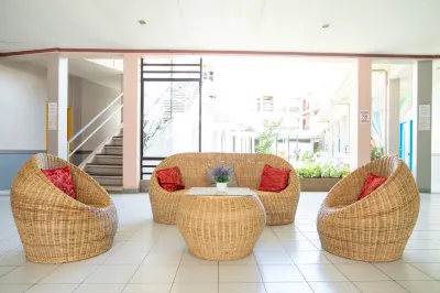 Tropical Place Hotel by RedDoorz Отели в г. 