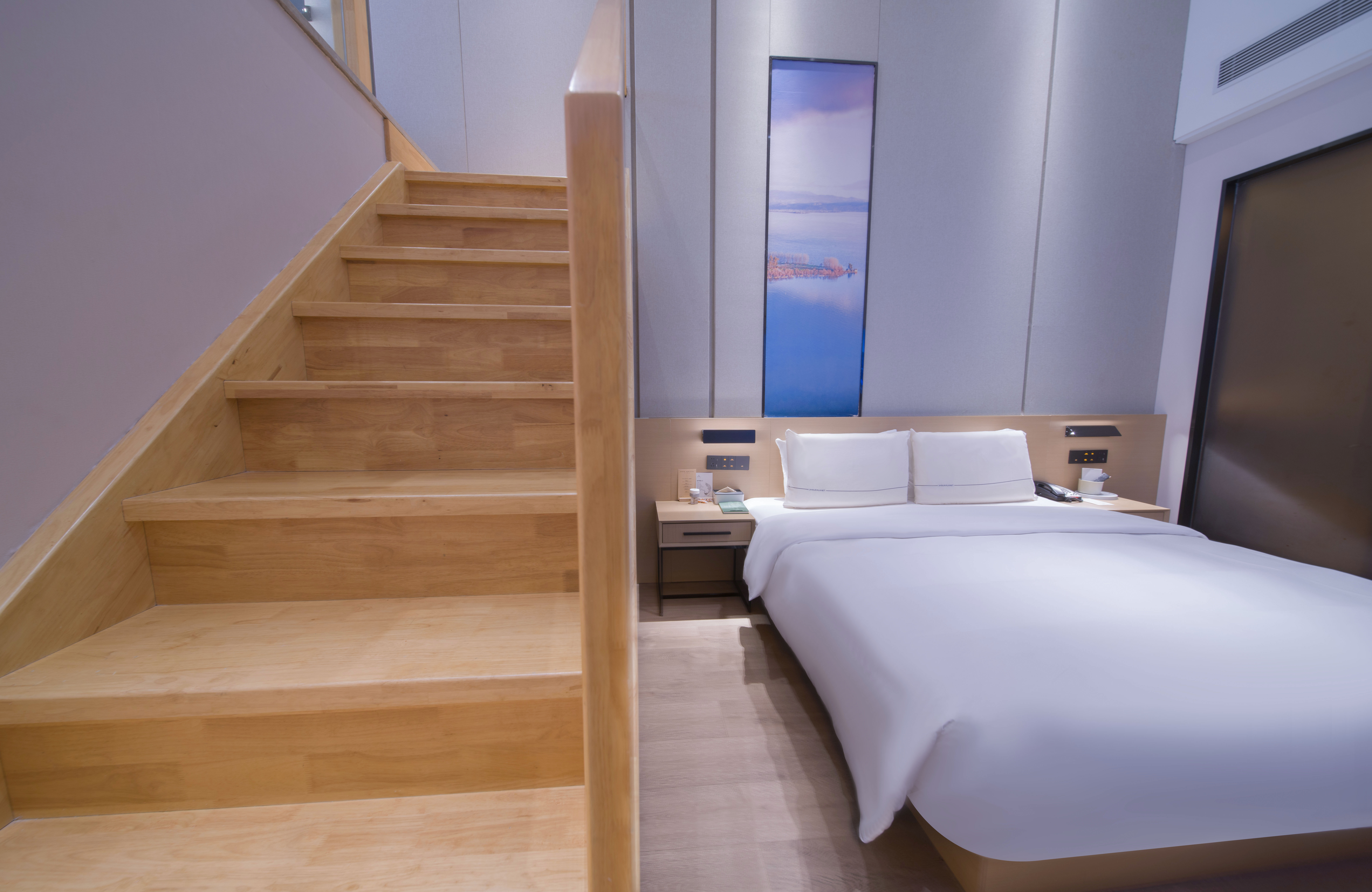 尊享复式家庭房（65寸4K投屏+裸棉床品+深睡枕Pro）