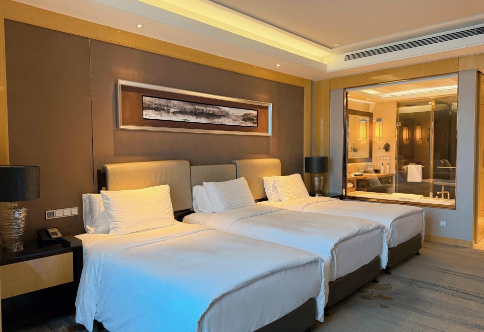 豪华家庭三人房（斯林百兰床垫+ACCA洗护用品+独立浴缸）