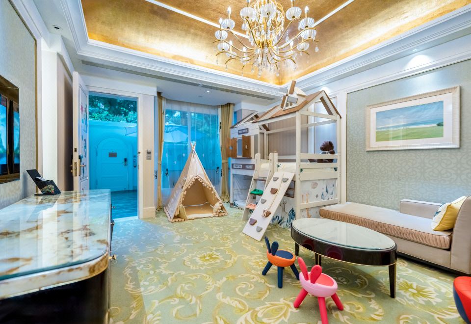 InterContinental Chengdu Global CenterFamily Room - Courtyard-View