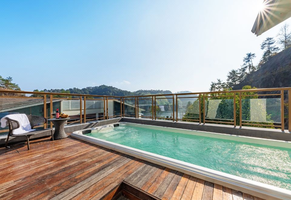 Qiyue ResortHeated Family Pool Exclusive Room (One Bed + Tatami + Bathtub)