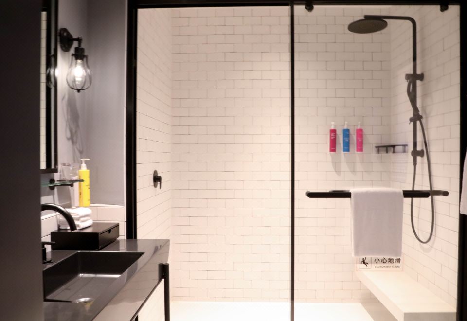 Moxy Shenzhen North StationStandard King Bed Room