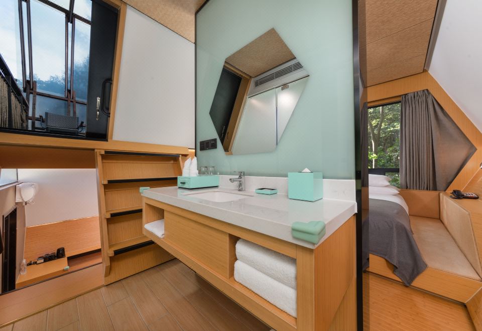 Hangzhou SENBO Nature Park and ResortKing-size Bed Of The Ultraman-themed Honeycomb Room