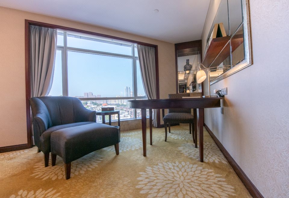 高级大床房【海边城景+办公桌】