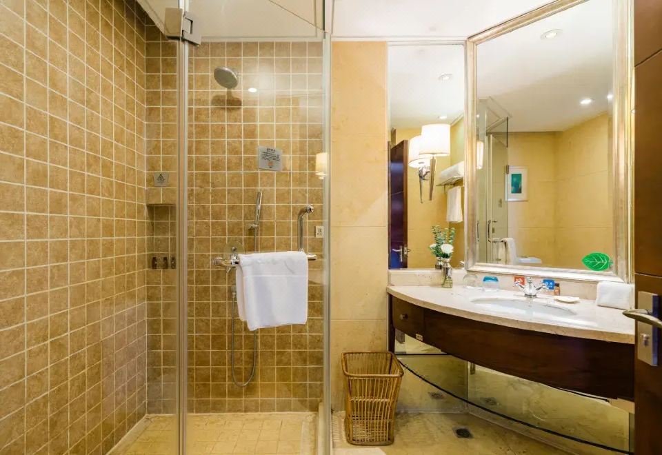 S&N Grand Hotel ChaohuDeluxe Panoramic Queen Room