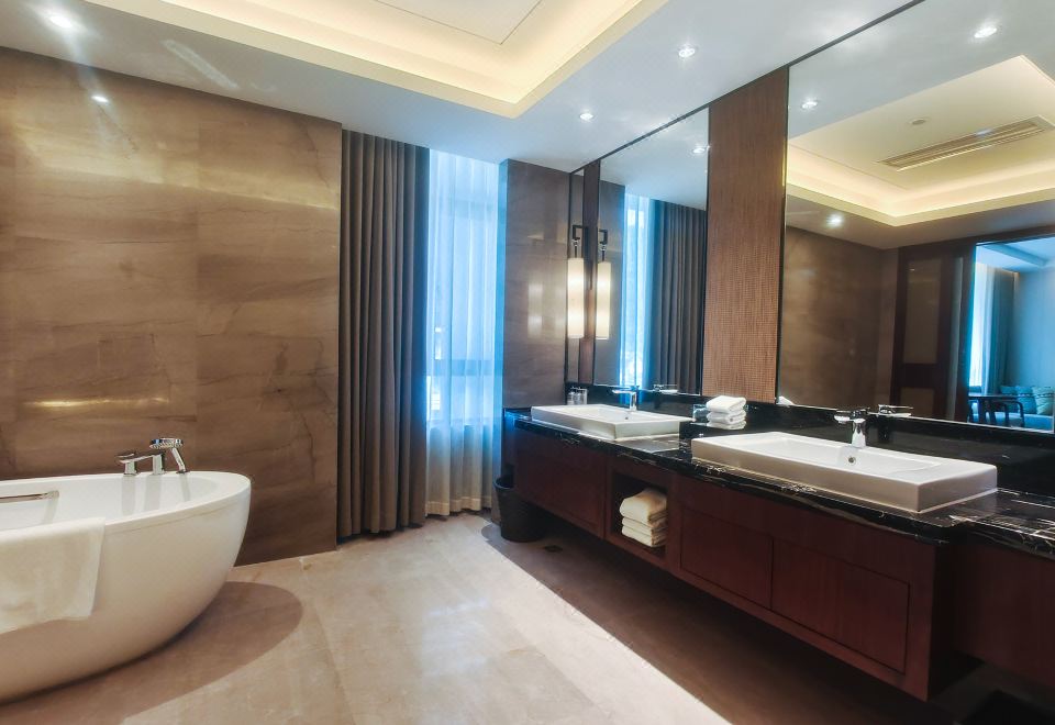 家庭三人套房（一大床两小床）