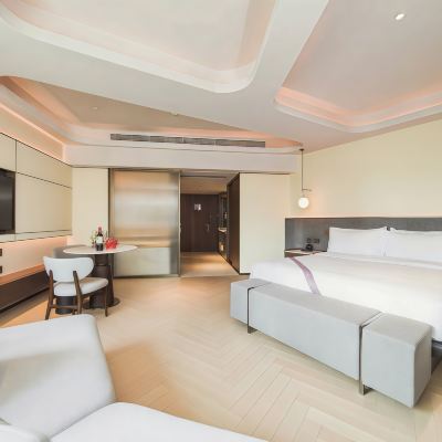 不凡尊尚大床房（泡泡浴缸+智能客控+無線充電） 外商·藝龍飯店（廣州珠江新城店）優惠