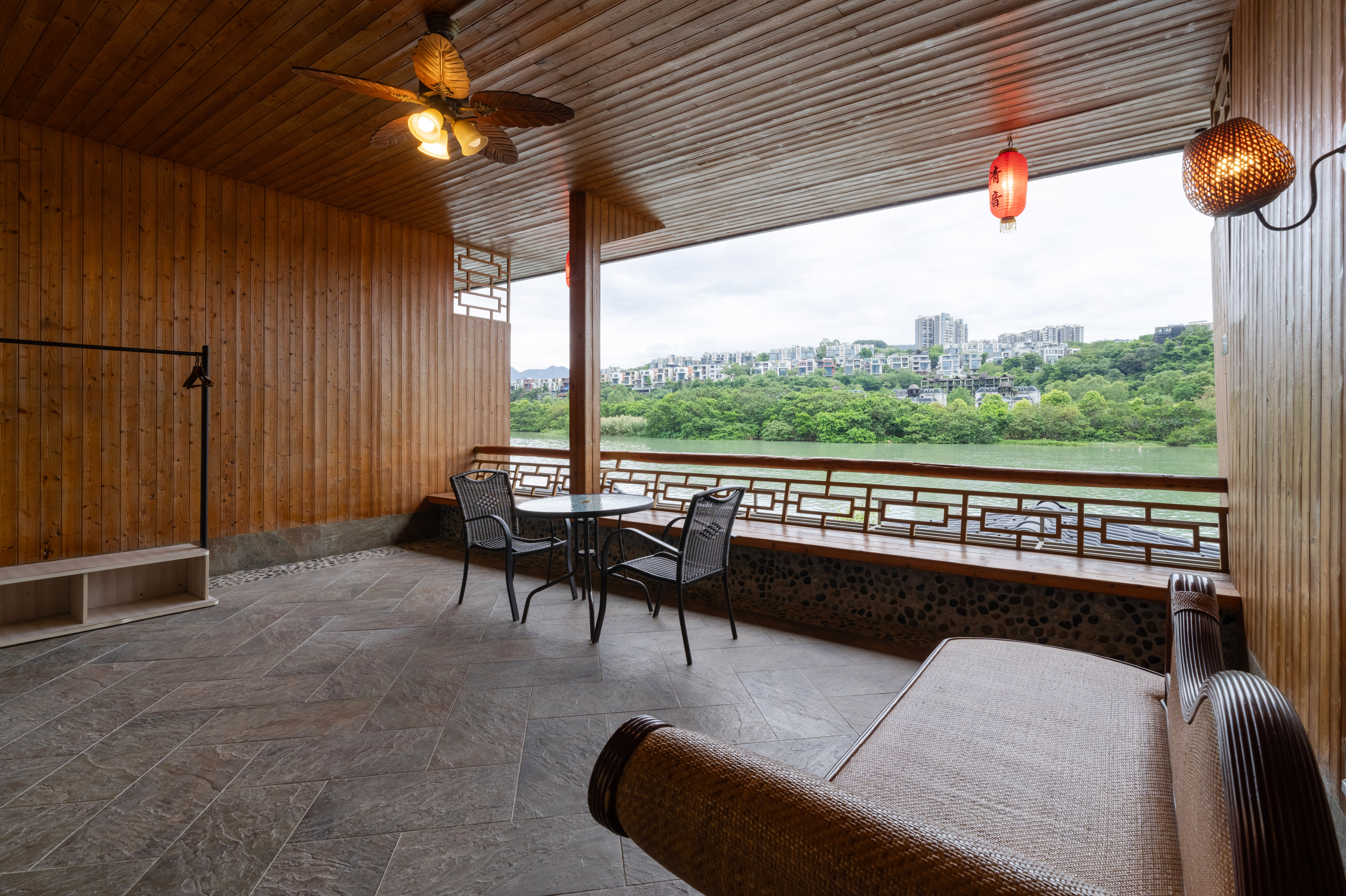 180°亲水河畔温泉双床房（独立露台泡池&一线河景）