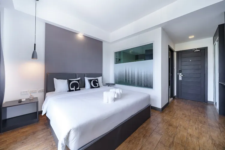 ห้องเตียงใหญ่ พร้อมระเบียง