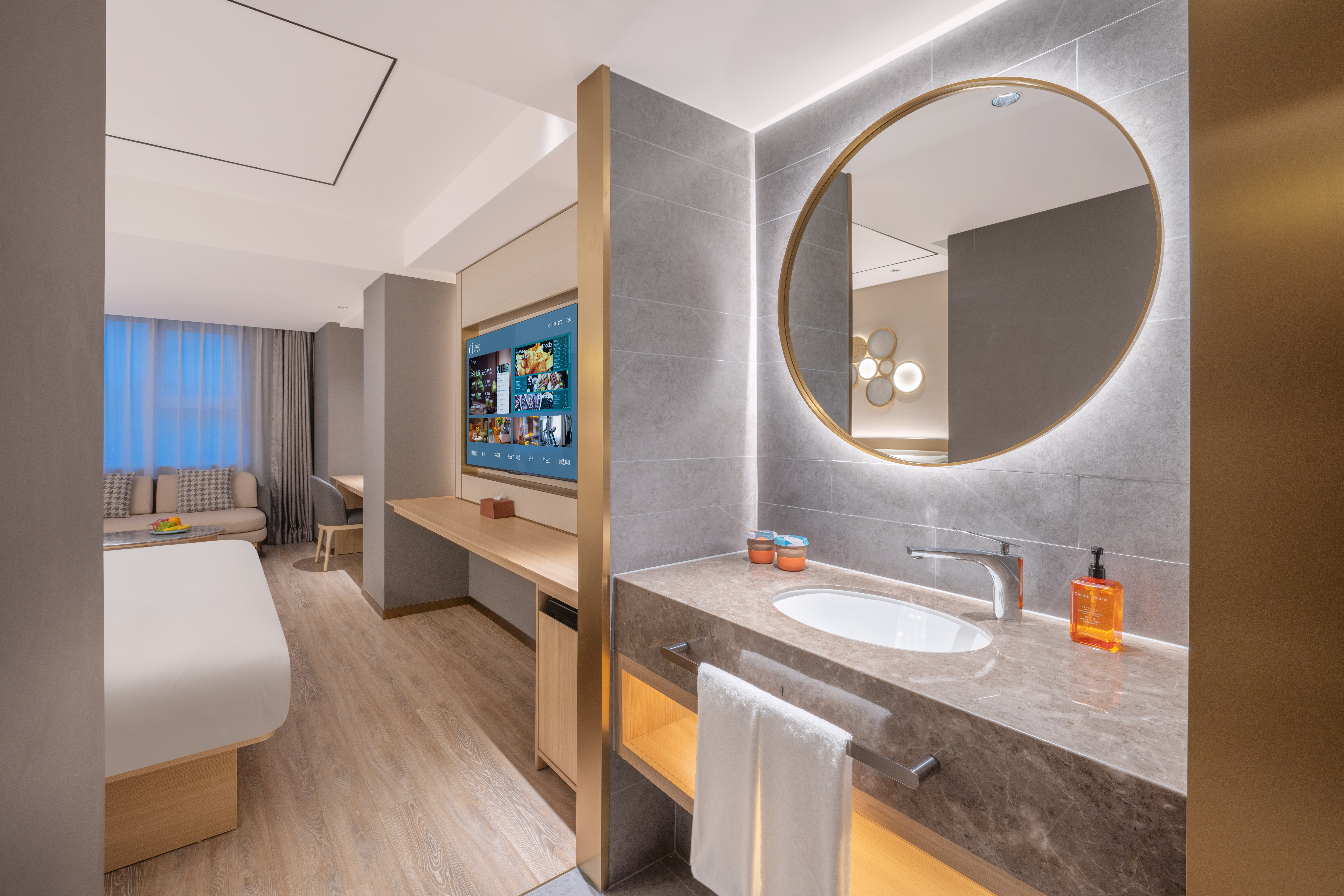 高级大床房（智能客控+65寸智能投屏+mini冰箱）