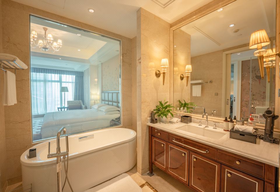 Dongwu New Century Grand Hotel HuzhouExecutive Business Suite (King Koil Mattress + Panoramic Floor-to-Ceiling Window + Lounge Sofa)