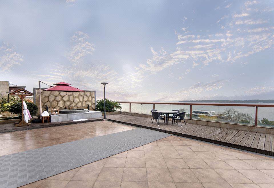 至尊湖景温泉汤池二居家庭套房