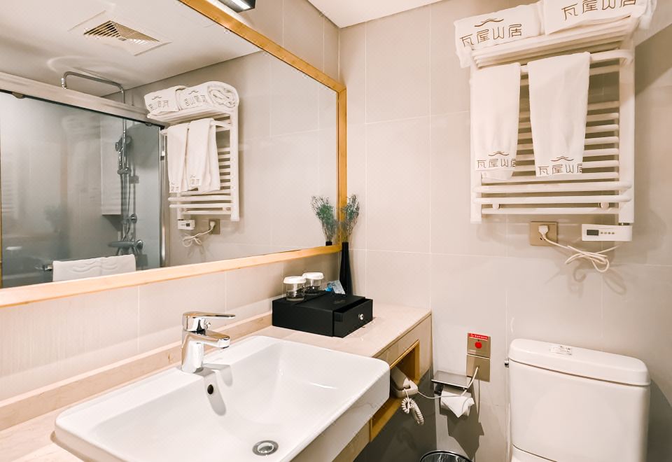 HongYa Minjiang Donghu Wawu Mountain Hot Spring Resort HotelDeluxe Single Room