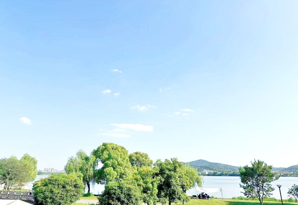 花园露台凉亭湖景房