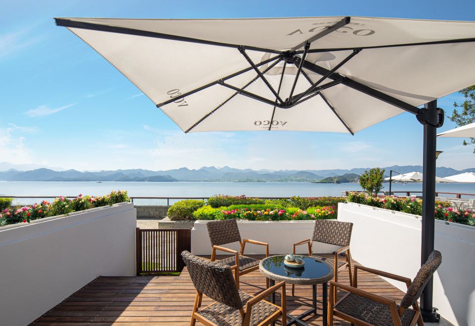 Voco Thousand Island LakeDeluxe Duplex Suite - Lake-View