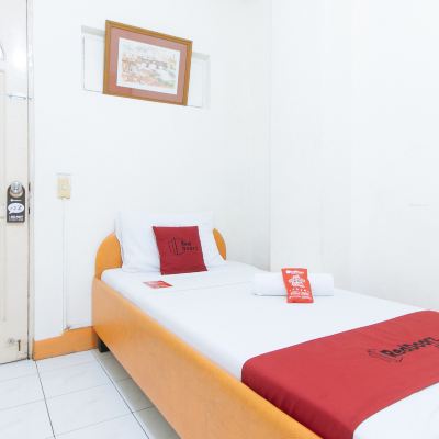 Twin Room RedDoorz @ Western Highway Lodge Hotel Promo Code
