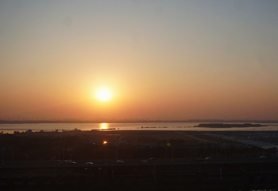 日落觀湖雙床房