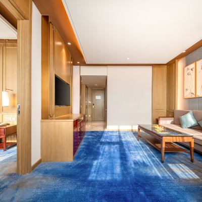 豪華商務套房（記憶棉枕+MINI吧） 鉑麗斯國際大飯店（威海高鐵站韓樂坊店）優惠