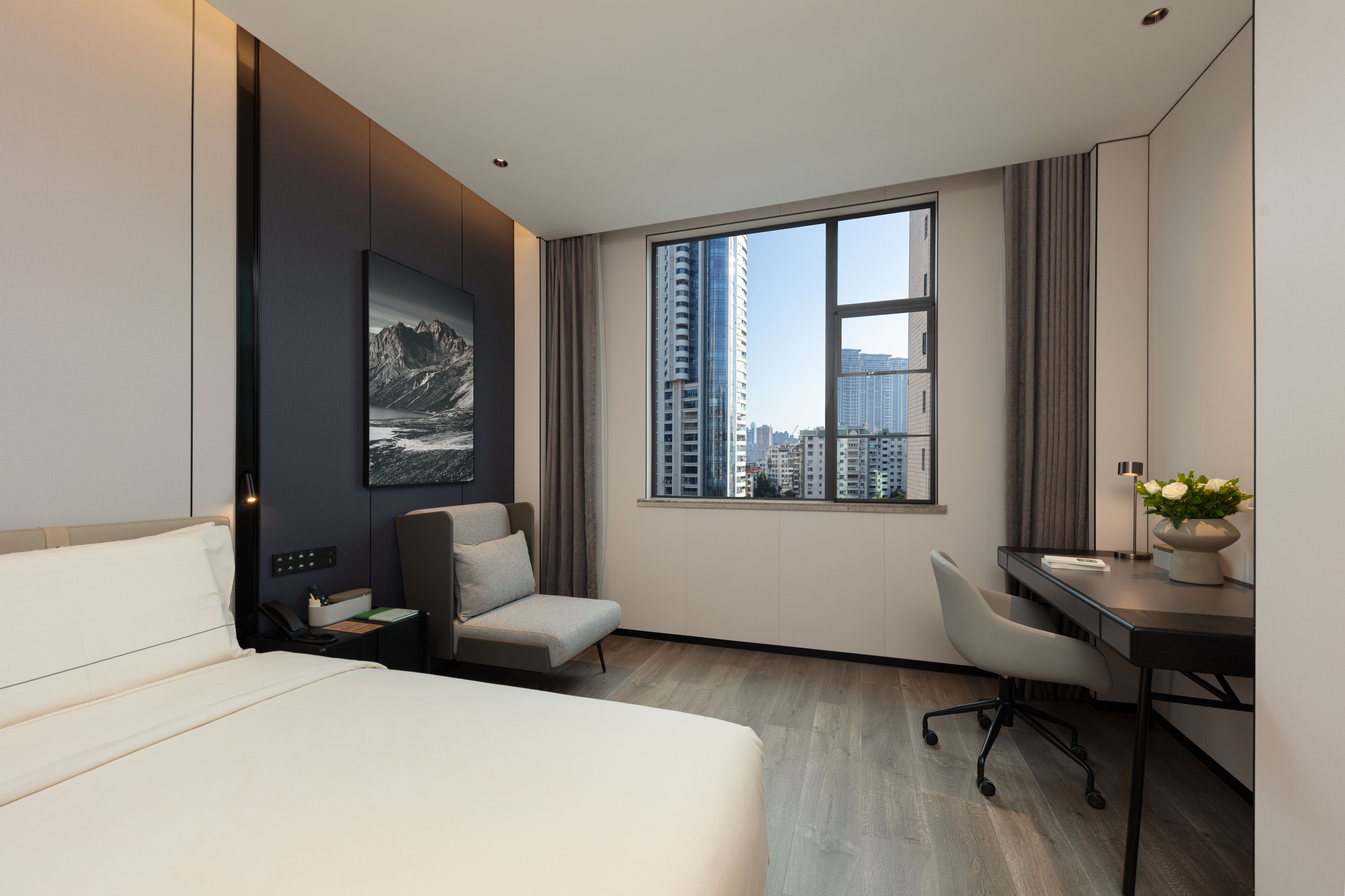 高级城景大床房【智控-深睡床垫-城市景观-mini冰箱】