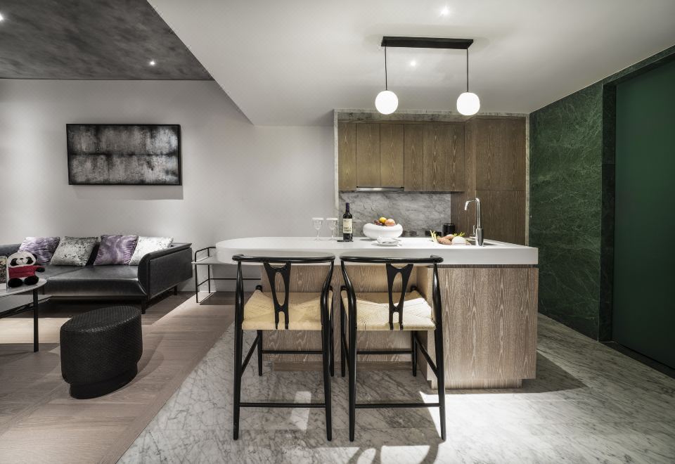 旅居家庭套房（配置廚房島臺+微波爐+大冰箱）