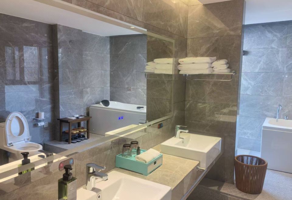 FUZHOU ROYAL HOT SPRING HOTEL & RESORTYunshui Pavilion - Parent-Child Villa (One-Bedroom, One-Living Room + Indoor Bathtub Only)