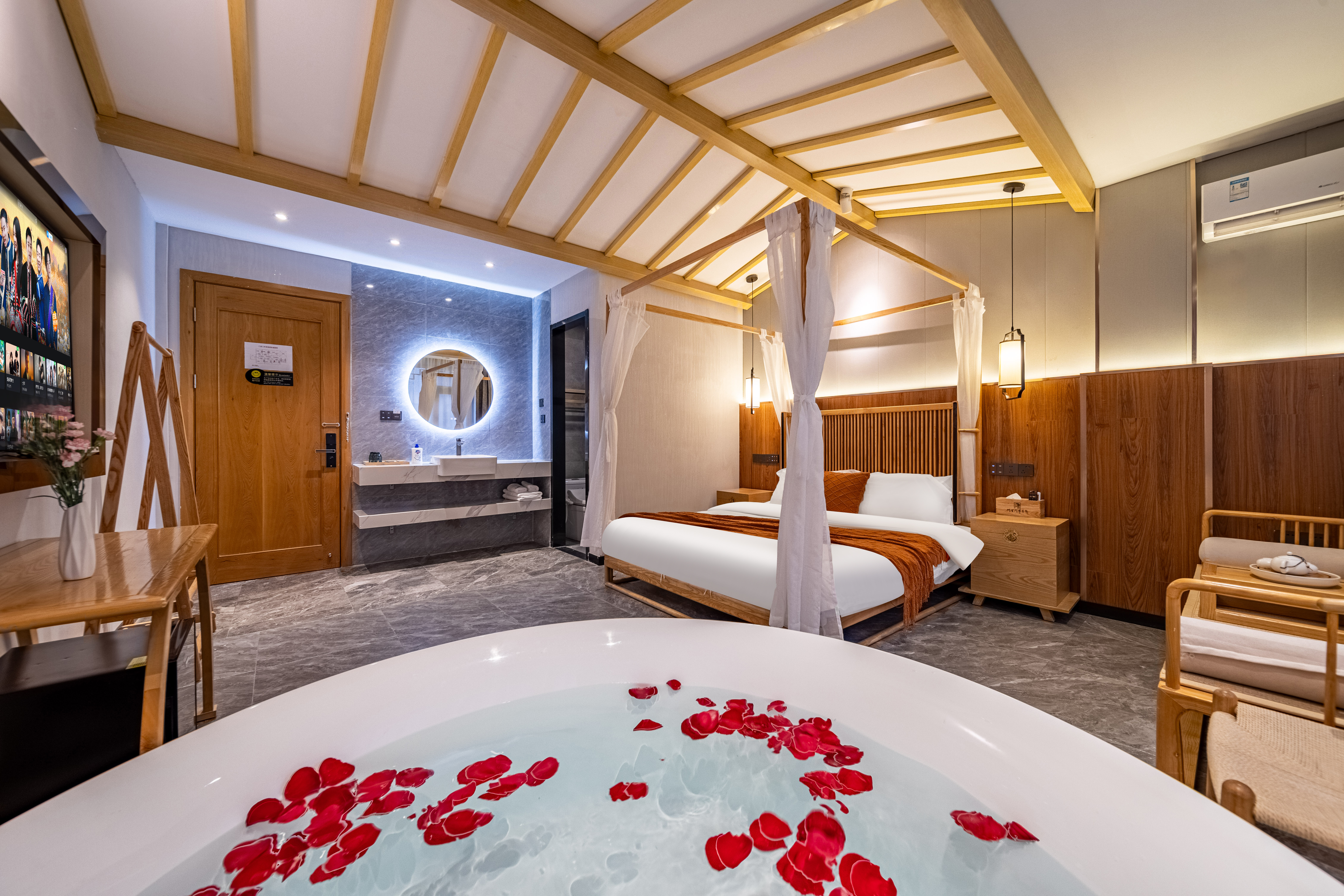 琴瑟·泡浴大床房【圆形大浴缸+小度语音+轻纱帷幔】