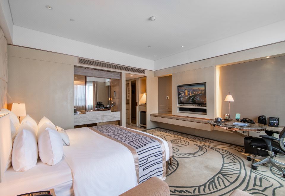 Grand Pacific HotelMountain View Deluxe Business King Room