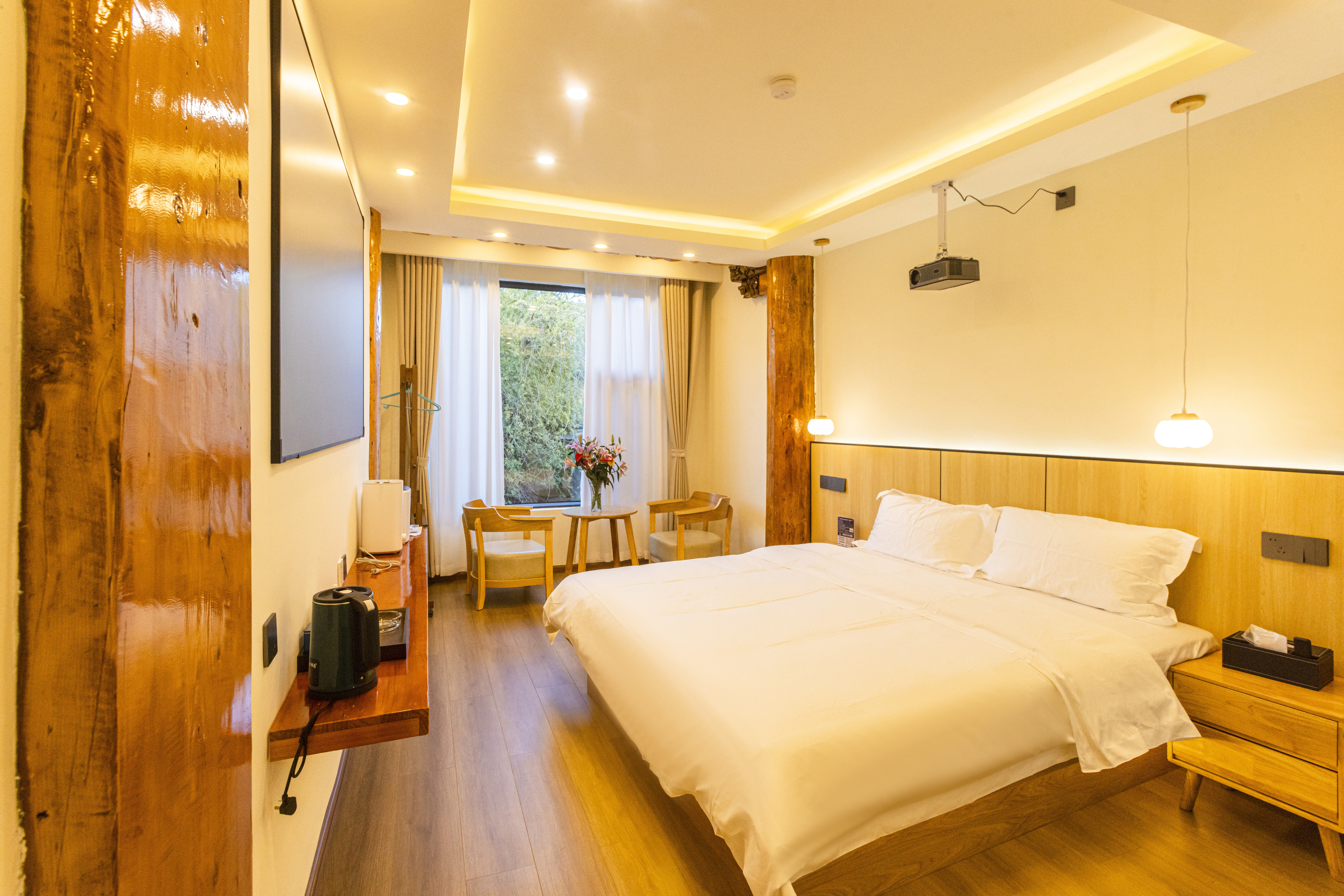 Queen Room With Courtyard View